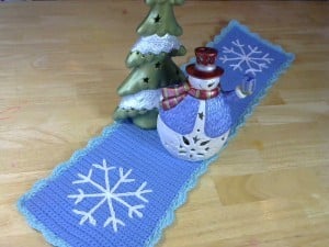 How to Surface Slip Stitch a Snowflake by Molly Ferriter for Crochet Spot