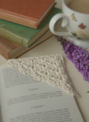 Lotte Lace Crochet Corner Bookmark by Veronika Cromwell