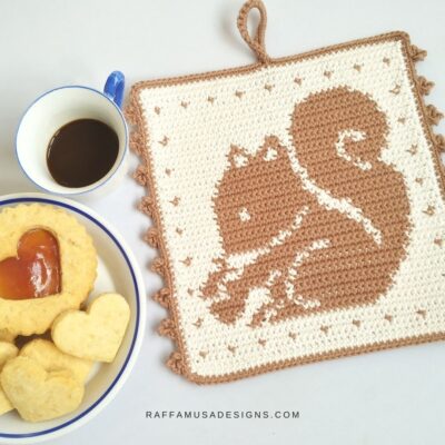 Squirrel Potholder by Raffaella Tassoni from RaffamusaDesigns. The potholder shows a beautifully detailed squirrel eating a nut.