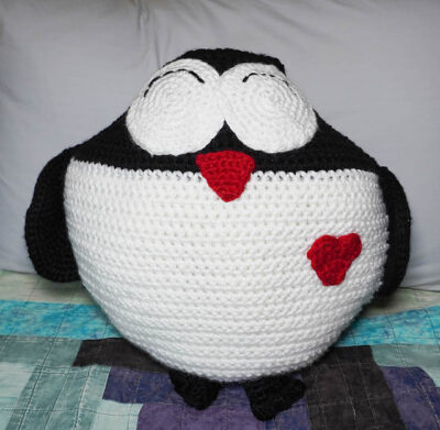 Penguin Pillow Pal by Marie Segares/Underground Crafter.
