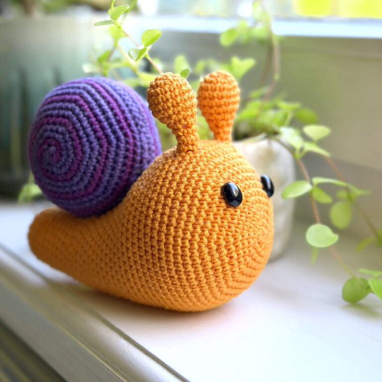 Suzan the Snail Amigurumi