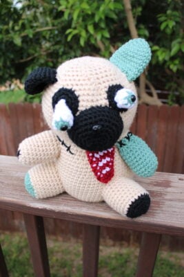 Zombie Pug Amigurumi by Lisa Ferrel/My Fingers Fly
